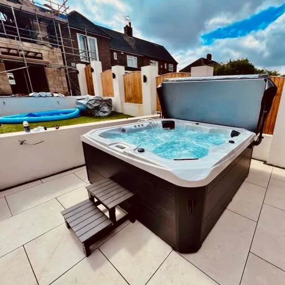 Retreat Bay XL 32A Twin Pump Hot Tub 6 Seater