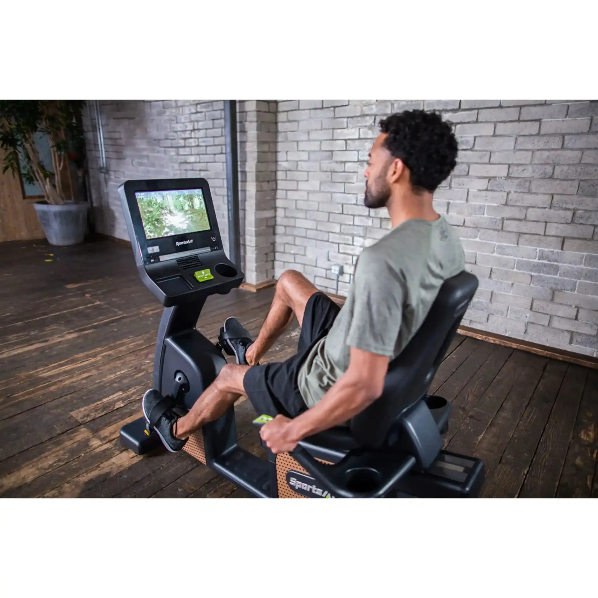 SportsArt C576R Status Senza Recumbent Bike | 16 in